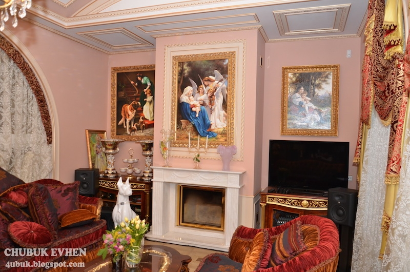Illustration for article titled Tour the Opulent, Evacuated McMansions of Ukraine's Fallen Leaders